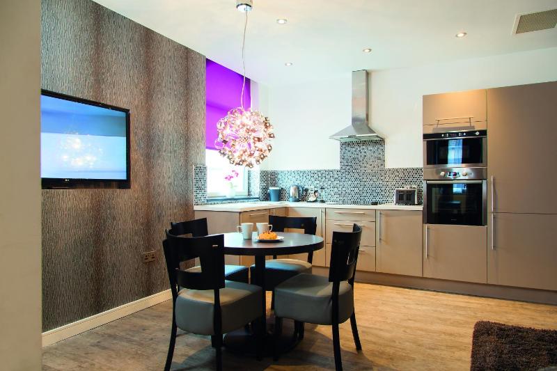 Super-Luxe Studio (sleeps 4) image 3
