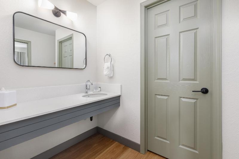 Deluxe One Bedroom Suite Non Smoking image 3