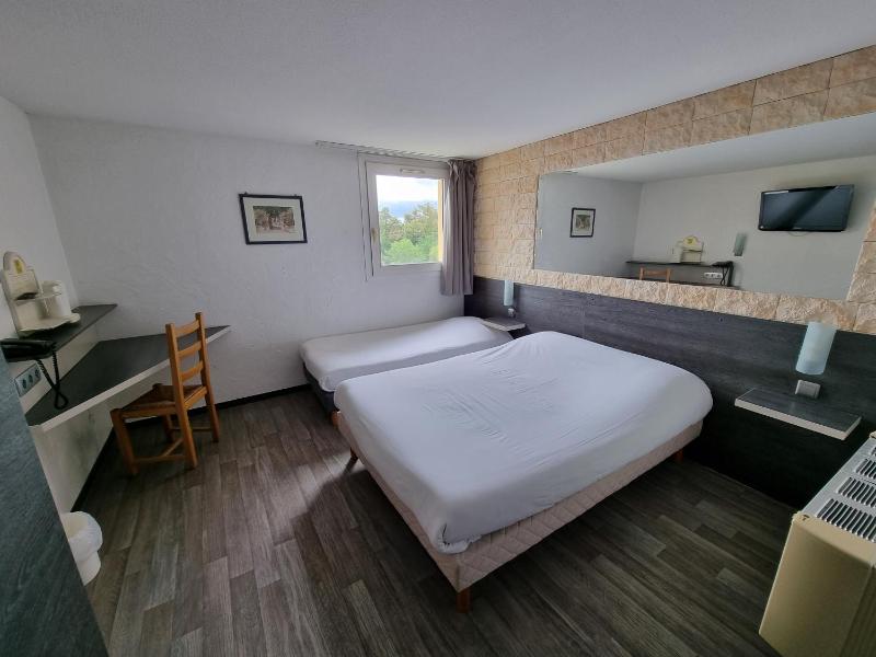 Standard Quadruple Room image 1