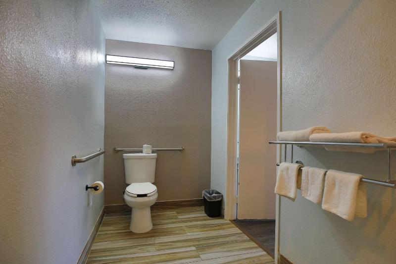 Queen Room - Disability Access - Non-Smoking image 1