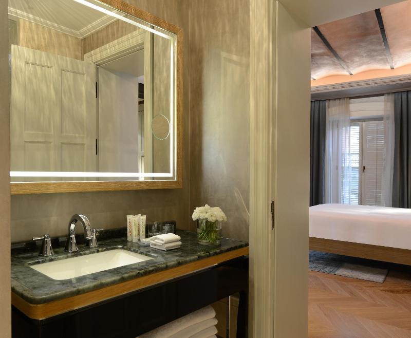 Superior Queen Room image 2