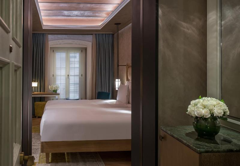 City Signature Twin Room image 4