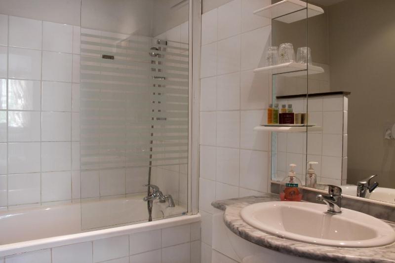 Classic Twin Room image 2