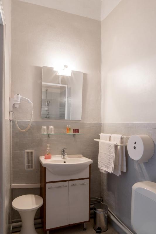 Classic Twin Room image 3