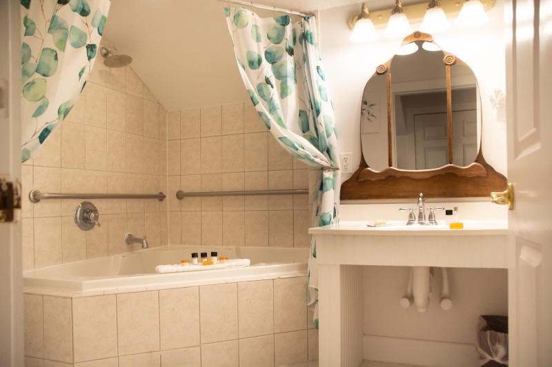 Deluxe King Room image 3