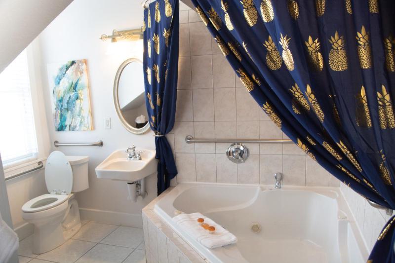 Deluxe King Room image 2