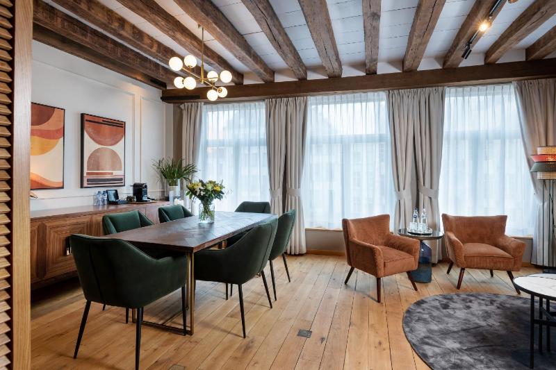 Deluxe Suite with canal view image 2