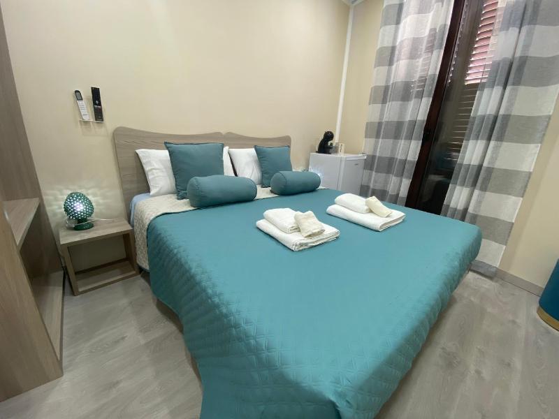 Double Room with Balcony image 3