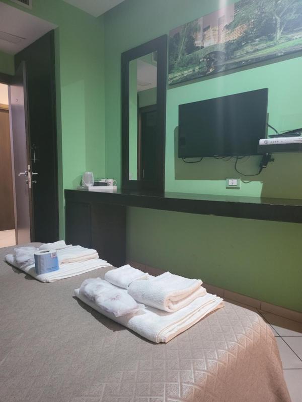 Basic Double Room image 4