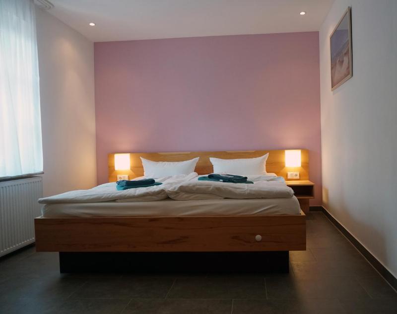 Standard Double Room with Shared Bathroom image 4