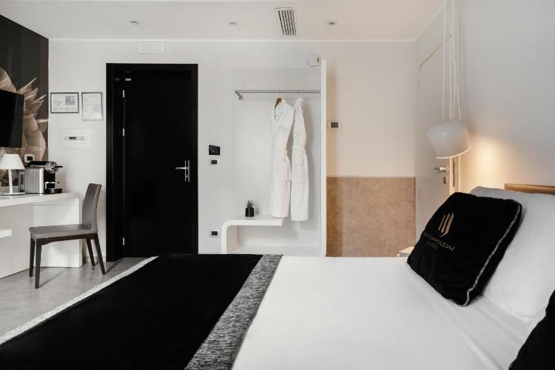 Suite with Hot Tub image 1