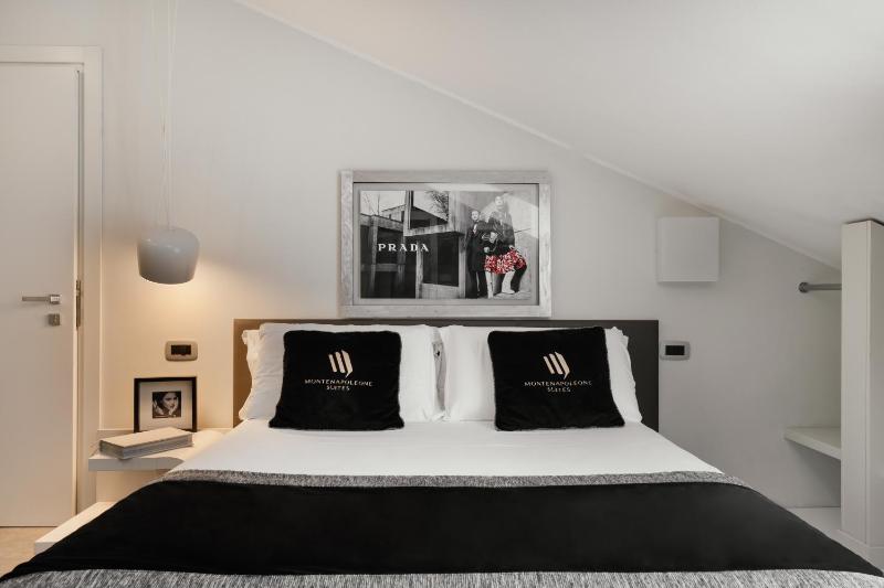 Suite with Hot Tub image 3