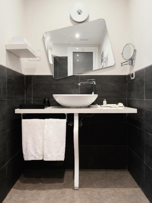 Deluxe Suite with Hot Tub image 4