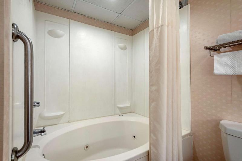 King Suite with Spa Bath image 2