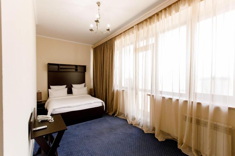 Deluxe Double Room image 3
