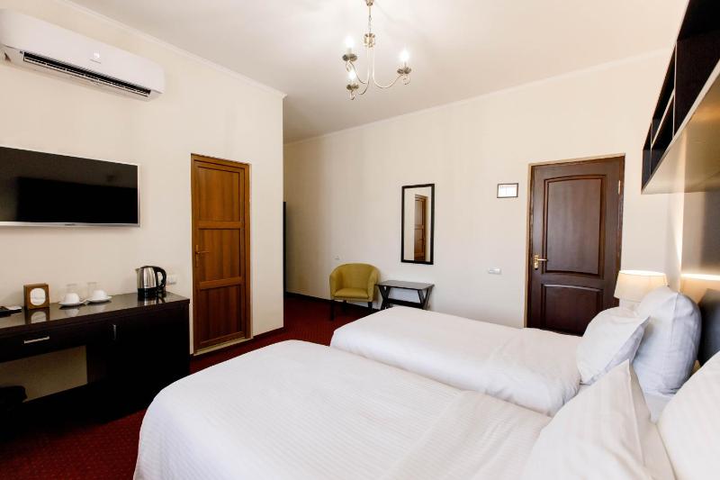 Twin Room image 4
