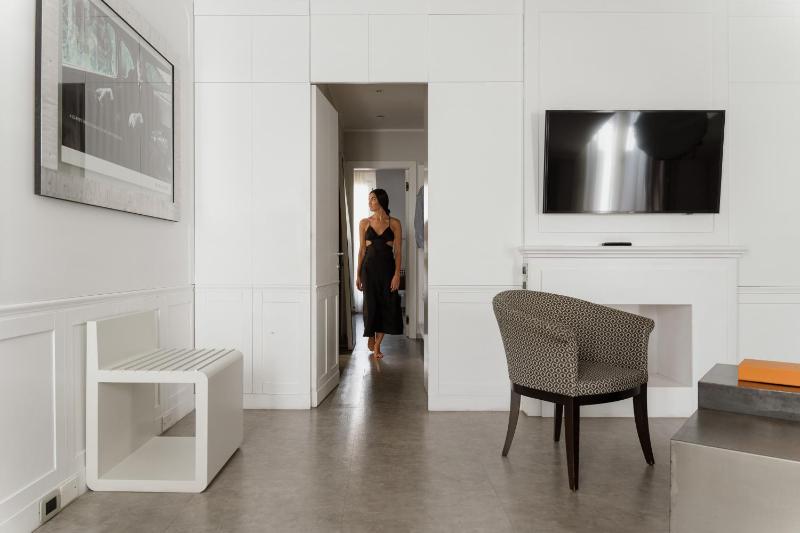 Deluxe Queen Suite image 1