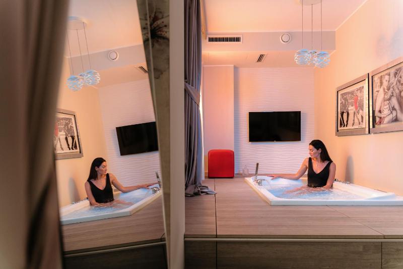 Deluxe Double Bed with Hot Tub image 3