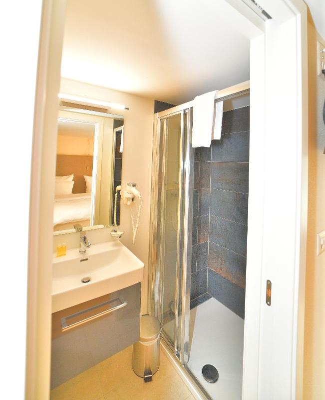 Small Double Room image 2