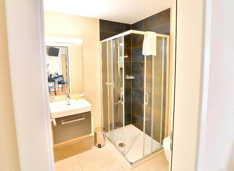 Large Double Room image 4