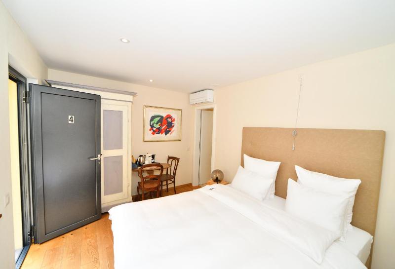 Small Double Room image 2