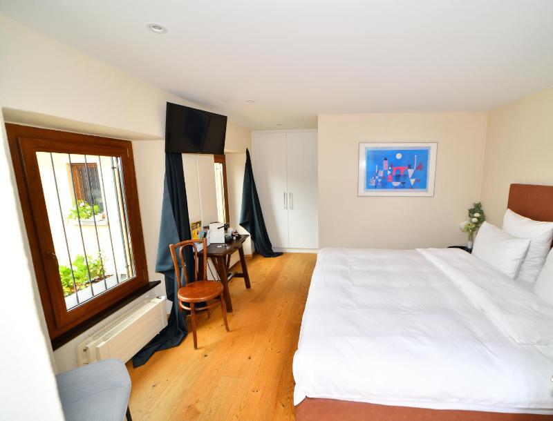 Standard Double Room image 4