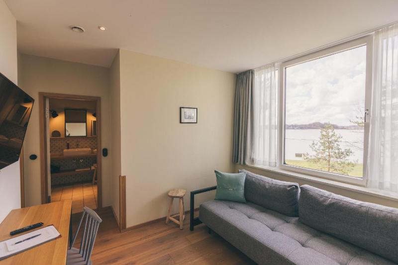 Junior Suite with Water View image 2