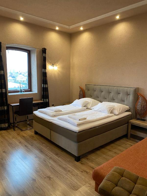 Deluxe Double Room with Bath image 4