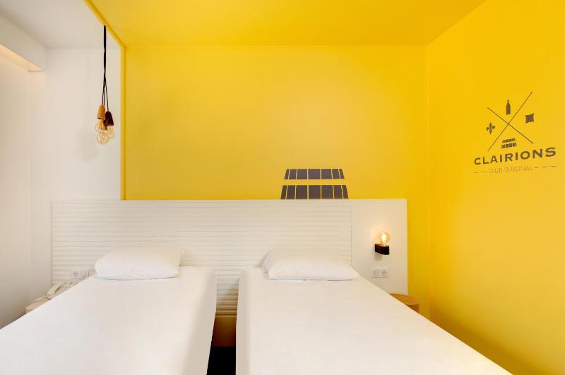 Standard Twin Room image 4