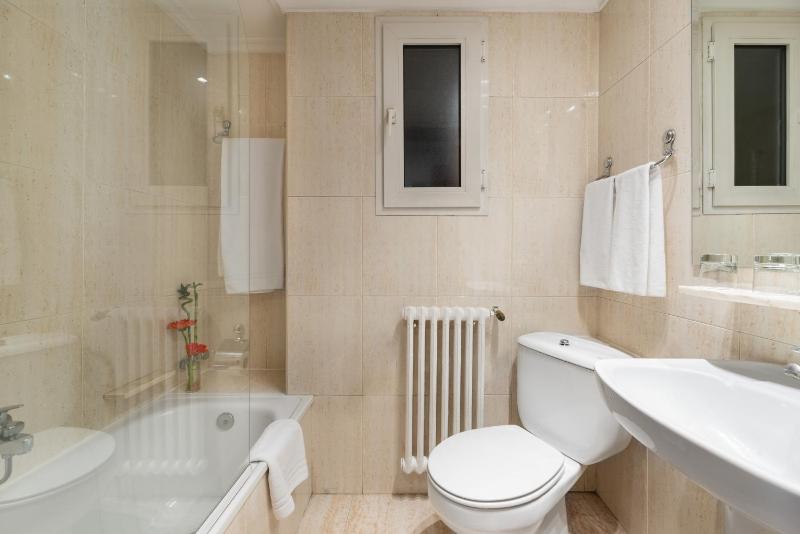 Double or Twin Room image 4