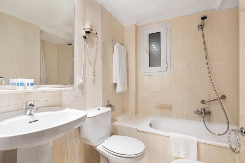 Double or Twin Room image 3