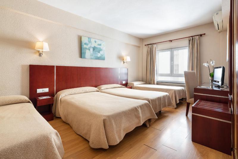  Double Room with 2 Extra Beds image 2