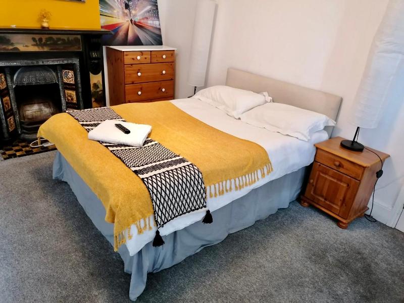 Standard Double Room with Shared Bathroom image 4