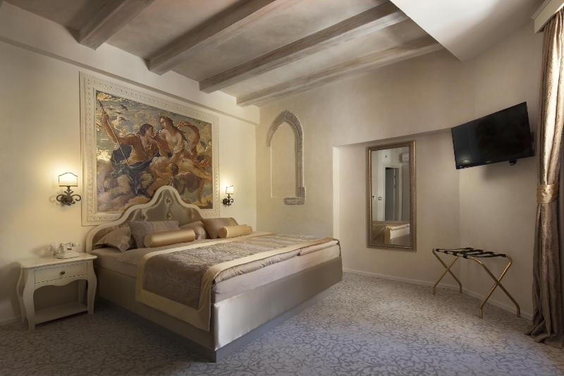 Superior Double Room image 3