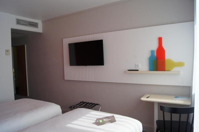 Standard Twin Room image 3