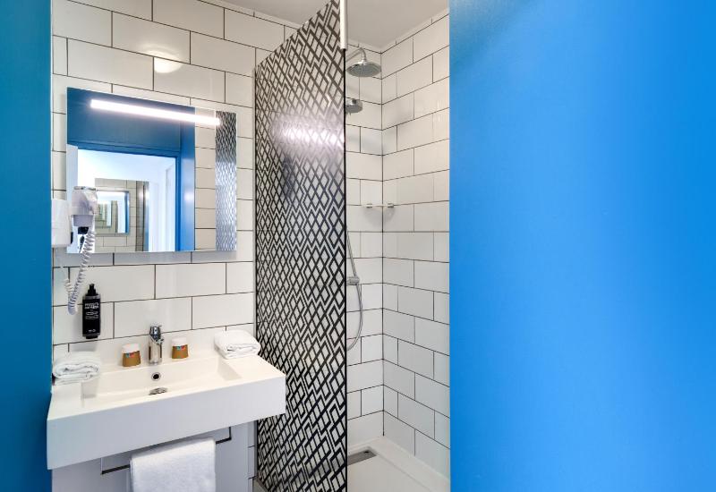 Standard Twin Room image 2