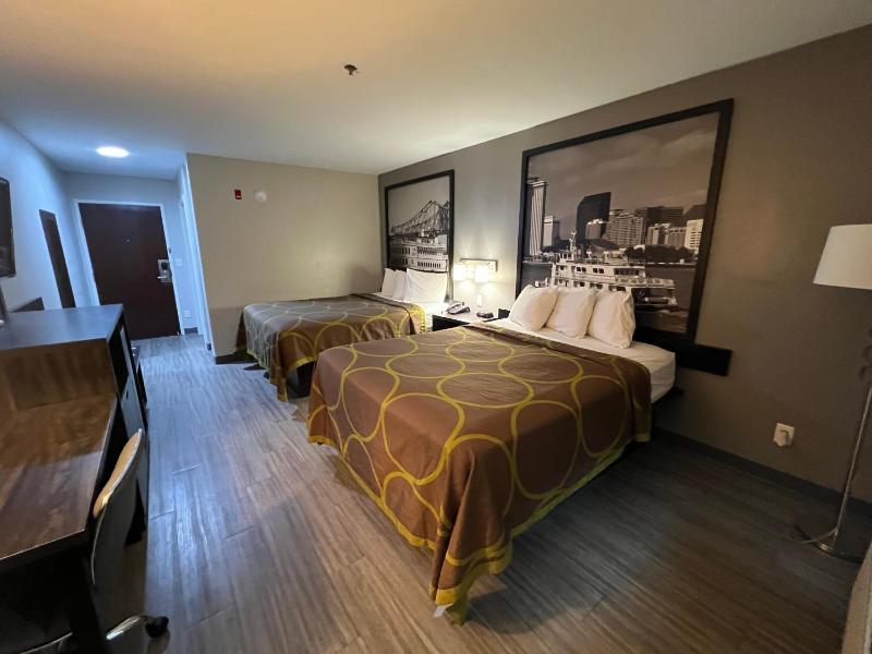 Queen Room with Two Queen Beds - Non-Smoking image 3