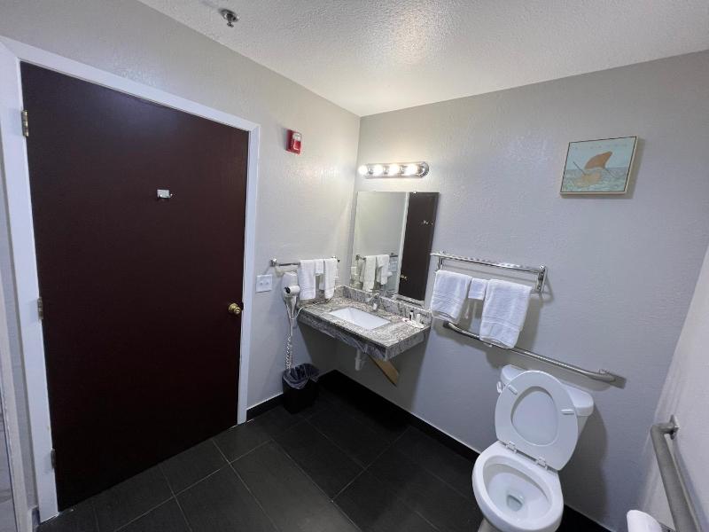 Queen Room - Disability Access/Non-Smoking image 3