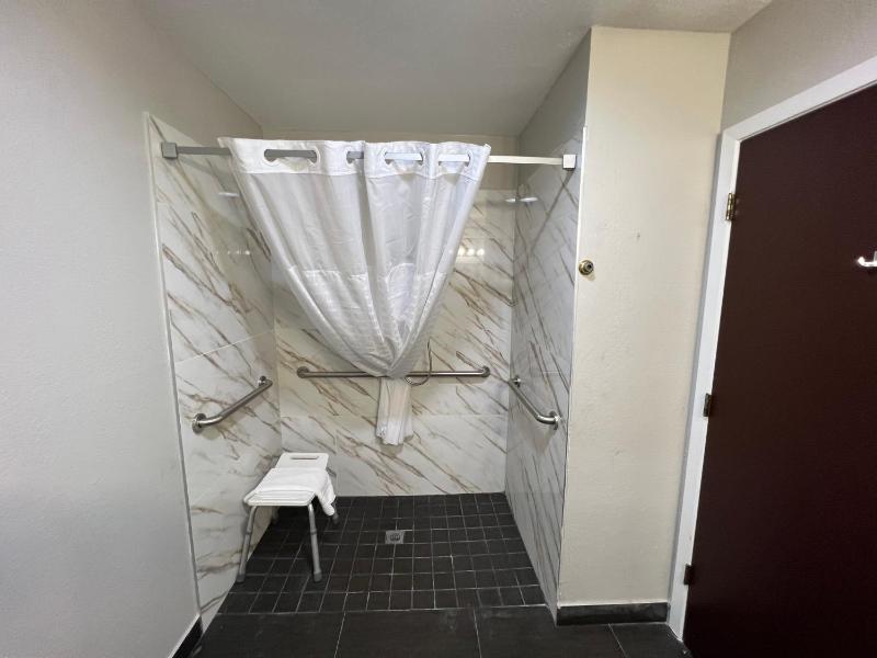 Queen Room - Disability Access/Non-Smoking image 2