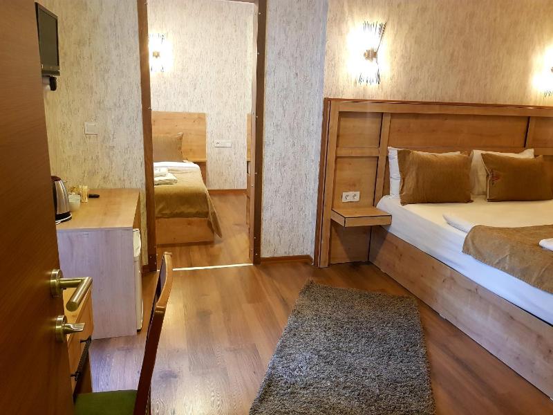 Triple Room with Balcony image 4