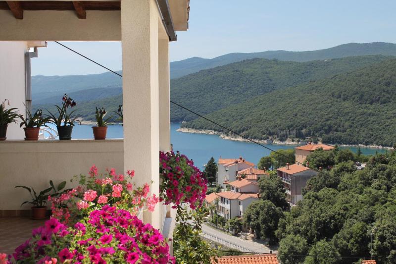 One-Bedroom Apartment with Terrace and Sea View image 3