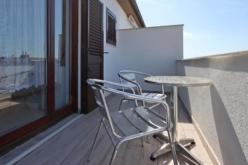 Twin Room with Balcony and Sea View image 4