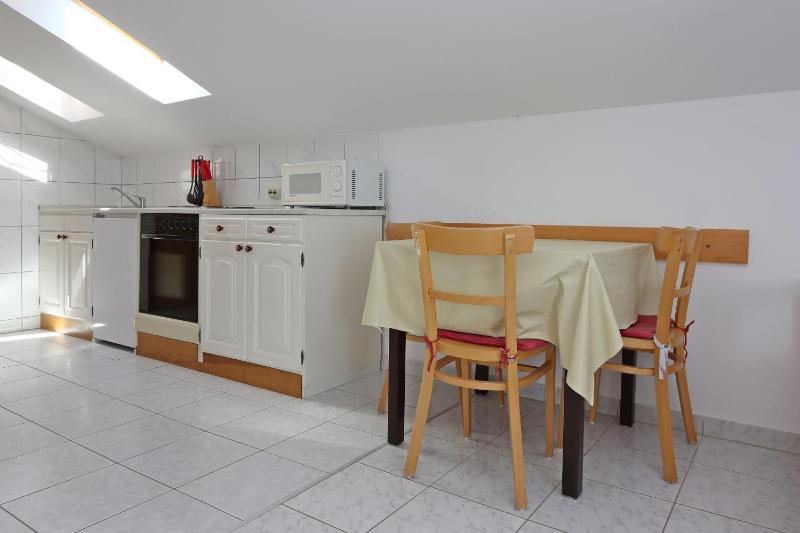 One-Bedroom Apartment with Balcony and Sea View image 4