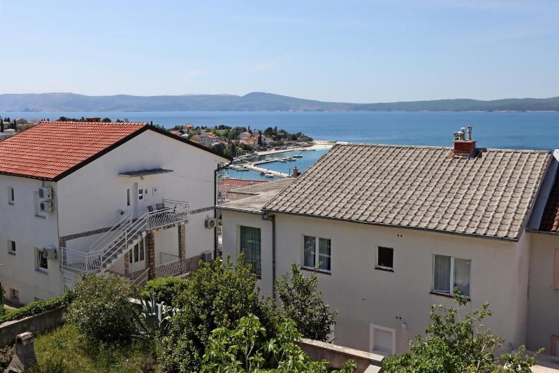 One-Bedroom Apartment with Balcony and Sea View image 2