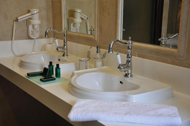 Master Suite image 4