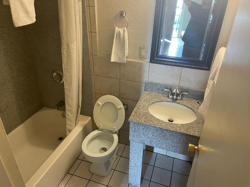 Budgetel Inn and Suites - Louisville - image 14