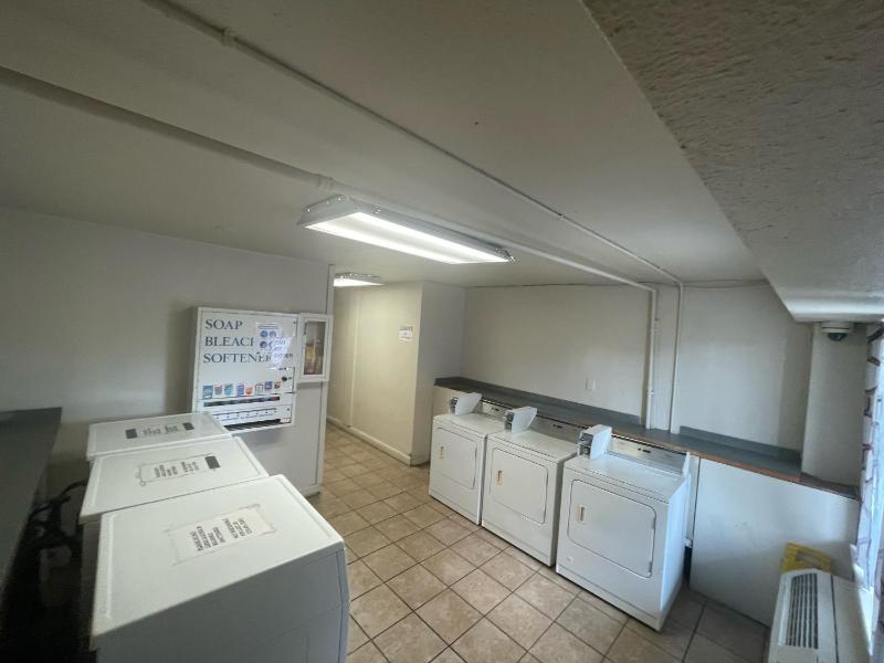 Budgetel Inn and Suites - Louisville - image 2