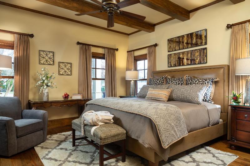 Deluxe King Room image 4