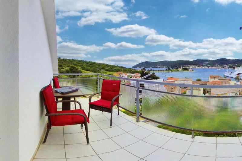One-Bedroom Apartment with Balcony and Sea View image 4
