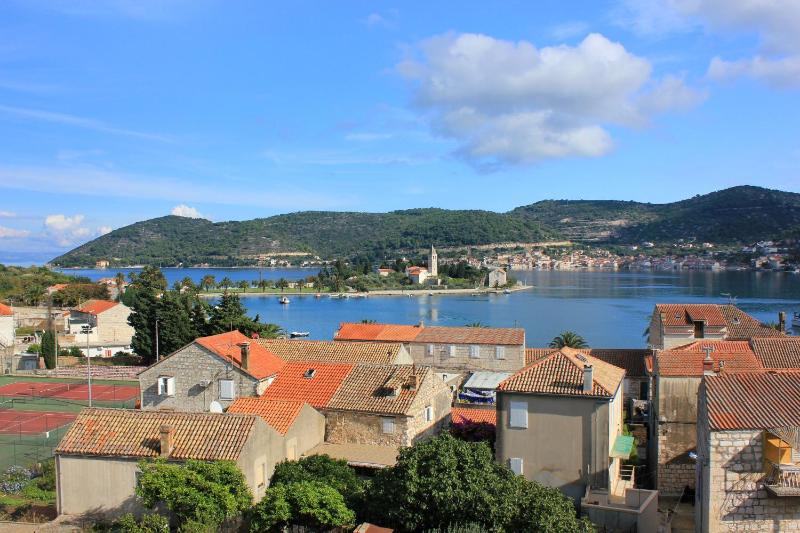 One-Bedroom Apartment with Balcony and Sea View image 3